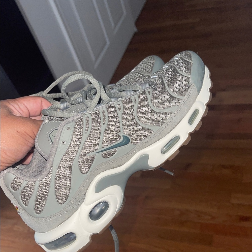 Nike Women's Textured Gray Sneakers